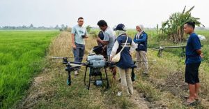 uji-coba-drone-pertanian-hingga-bedah-rantai-nilai-beras-tep-ipb-university-perkuat-agribisnis-padi-papua-770x400